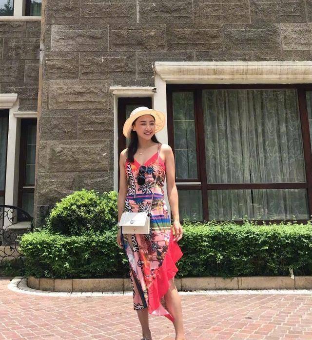 中途退出,今挺孕肚穿婚纱,同框老公好甜蜜_何雯娜_牛仔裤_休闲