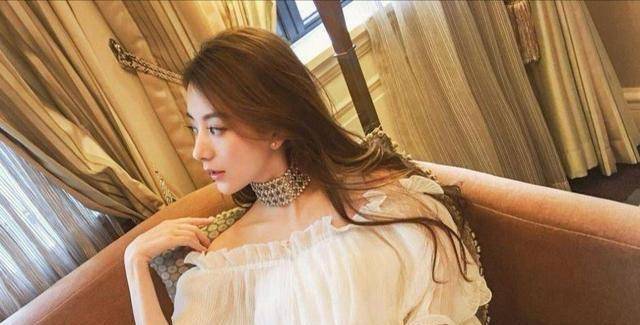 天王嫂方媛深夜晒素颜照,硕大鼻子抢镜,粉丝:一看就是个男孩_孩子