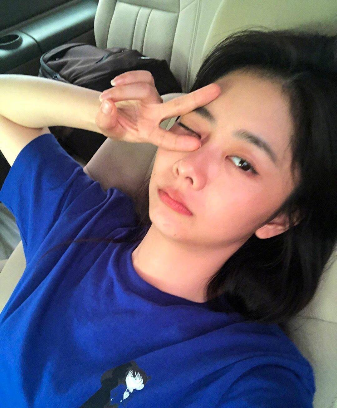 谭松韵晒起床照,穿粉衣素颜出镜,睡眼惺忪像小女孩_画面_状态_造型