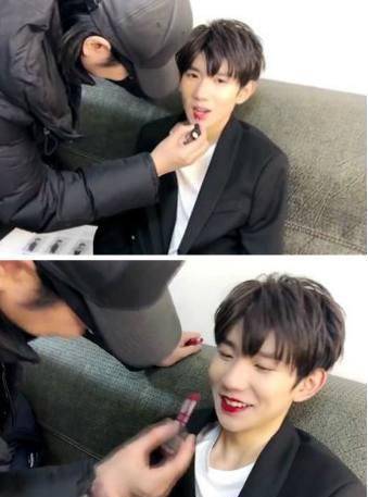 男星涂口红:权志龙动作标准,王源称为讨生活,郑恺学到了精髓_女生