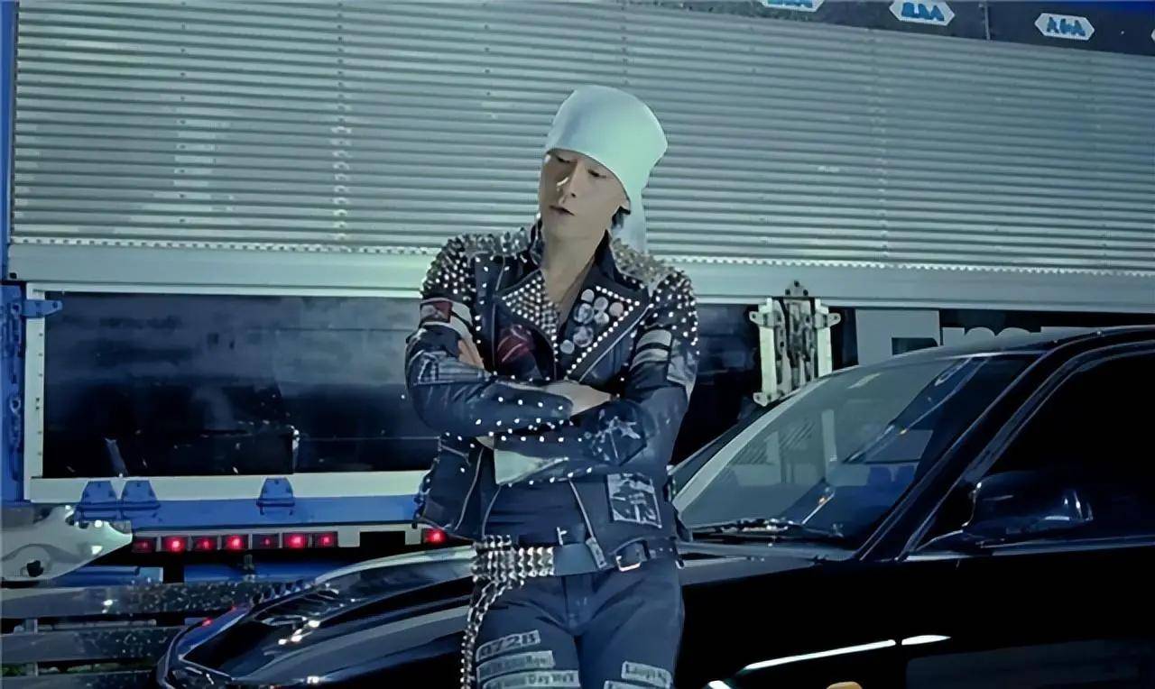 陈冠希刚出道的时候得到大力支持,出演了影片《头文字d》,那时陈小春