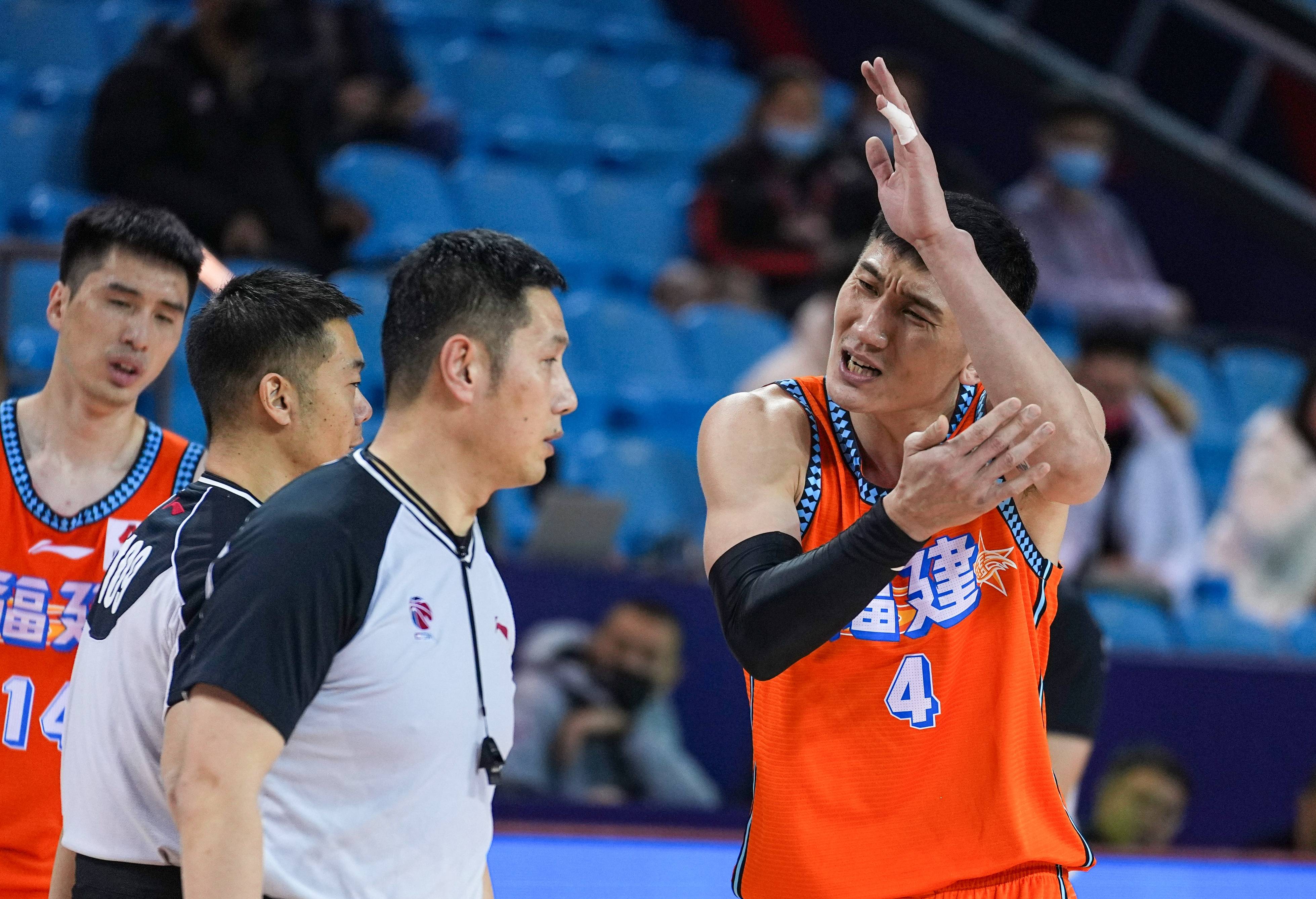 2米12的身高,不错的移动以及防守面积,进攻有中投,爆发力也不错,所以