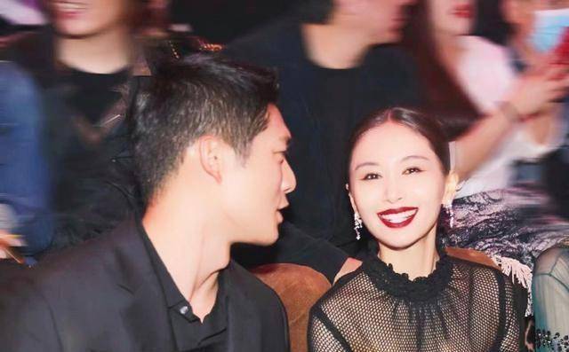 王子文为男友庆生,靠吴永恩怀里小鸟依人,送精致小提琴很暖心_姑姑