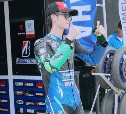 王一博恭喜罗西上热搜了?是怎么回事?_在线_摩托_偶像