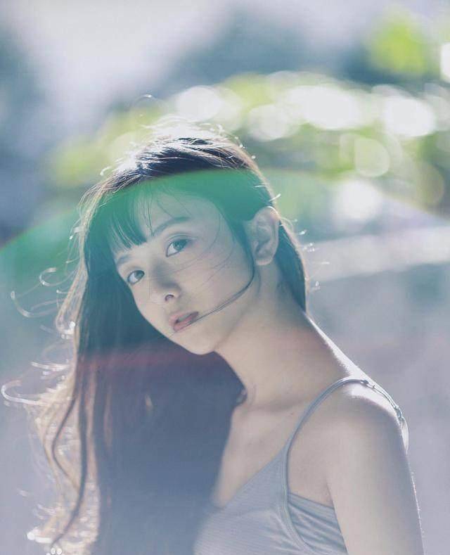 在电视剧版本的《左耳》里饰演女主角小耳朵,和陈都灵还一起拍摄写真.