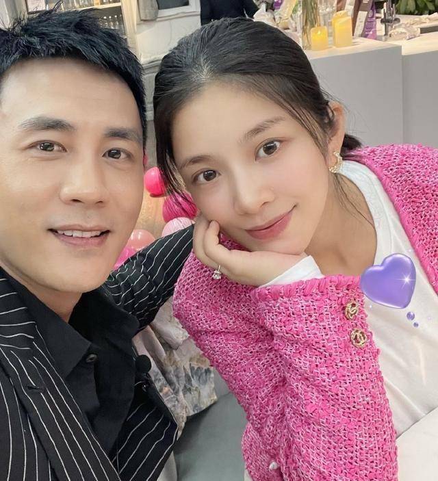 王灿为庆祝女儿百天,母女同穿旗袍亲子装,老公杜淳未在身边陪伴_闺女
