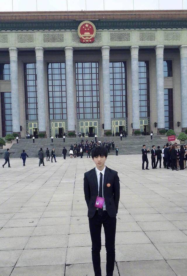 王俊凯探访最高检,白衬衫加黑西装,尽显青年才俊_活动_人民大会堂