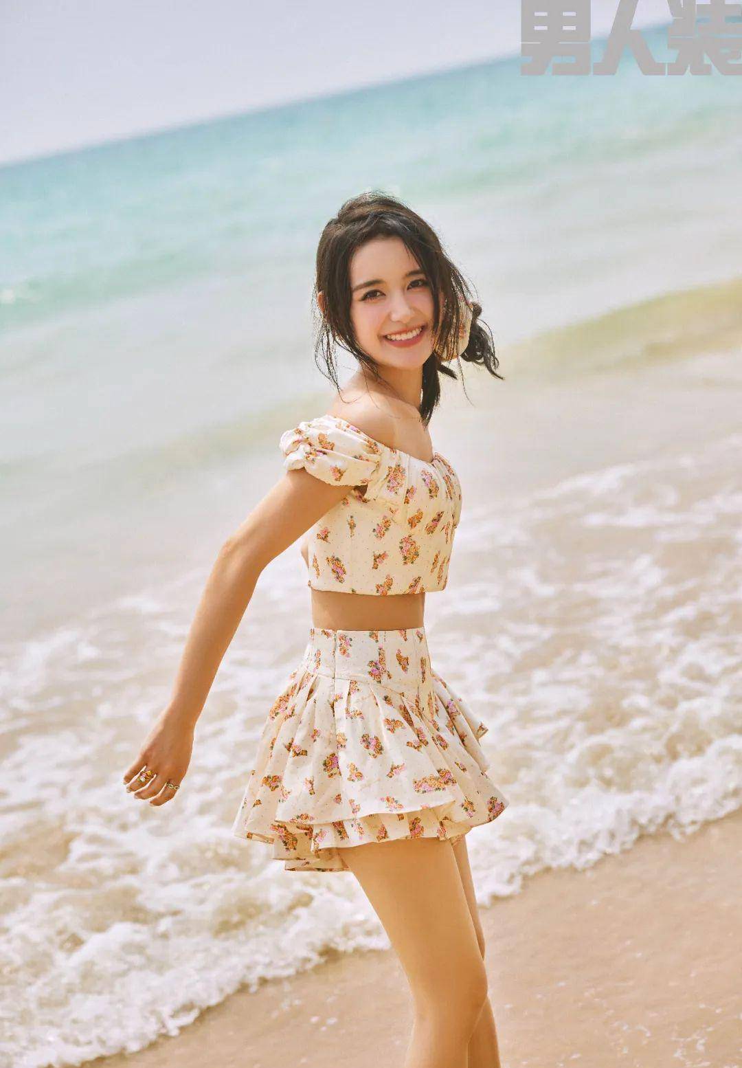 22岁蒋依依《男人装》五月封面,粉红色抹胸短火裙,饰演性感女郎_背心