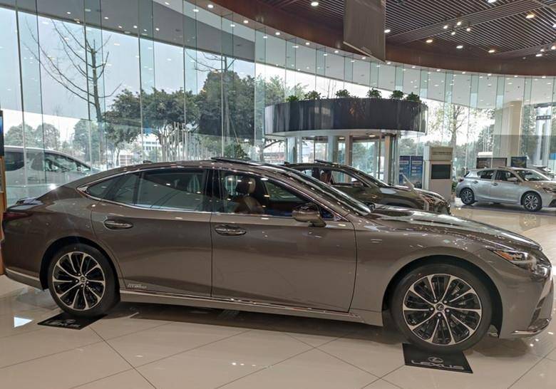 2021款雷克萨斯ls500h店内现身,造型依然典雅大气,内装悬浮大屏_搜狐