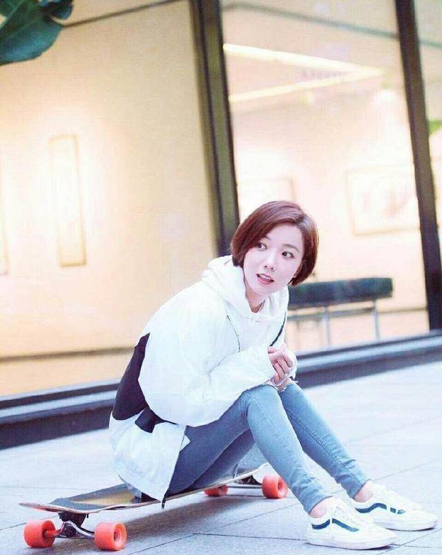 王珞丹开启放飞自我的模式,用滑板记录旅行的意义_白色_青春_实力派