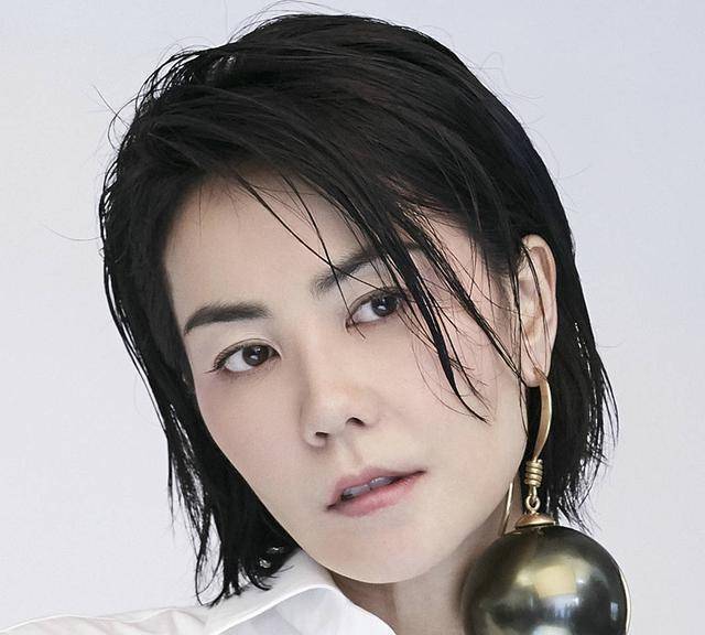 王菲再玩新花样,球形耳饰竟比脸还大!网友:真怕耳朵撑不住啊!