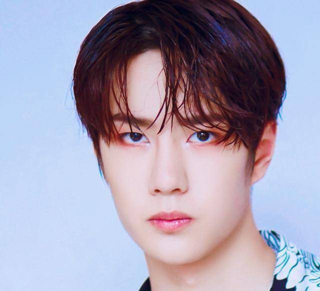 从王一博的嘴唇局部照就能看出原因,瞅瞅这水嫩饱满自带樱花色的嘴唇