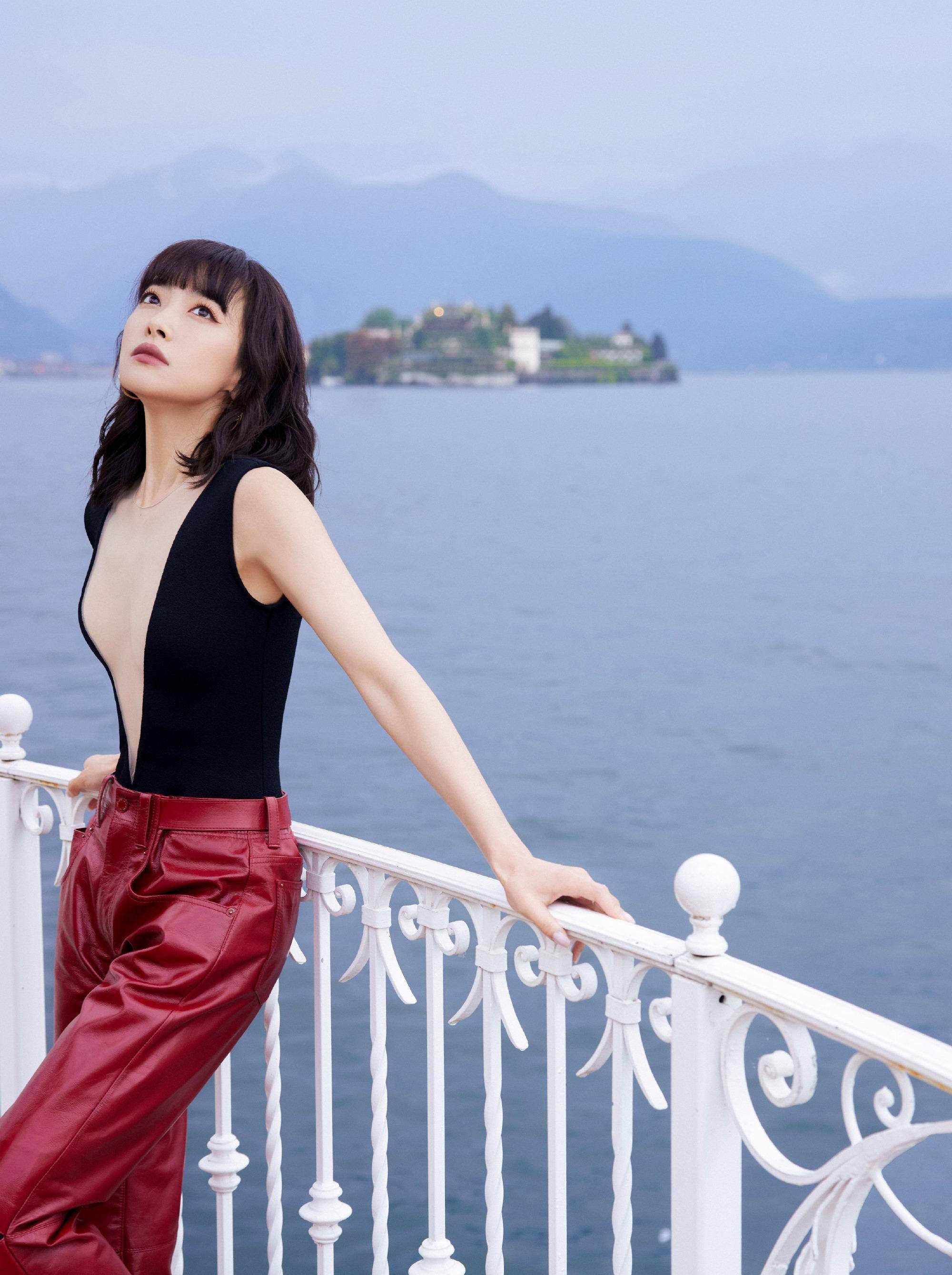 36岁宋茜现身米兰时装周,深v开到腰间被赞火辣,演绎高级时尚感_照片