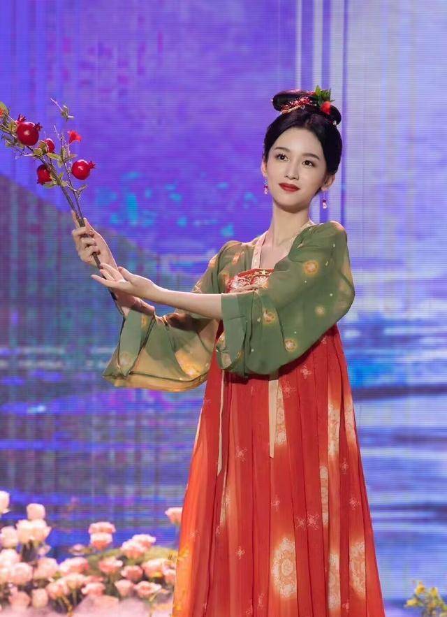 周也太帅了!又旧又脏的"红绿"汉服,可以被绿绿的_颜色_鲜明对比_绿色