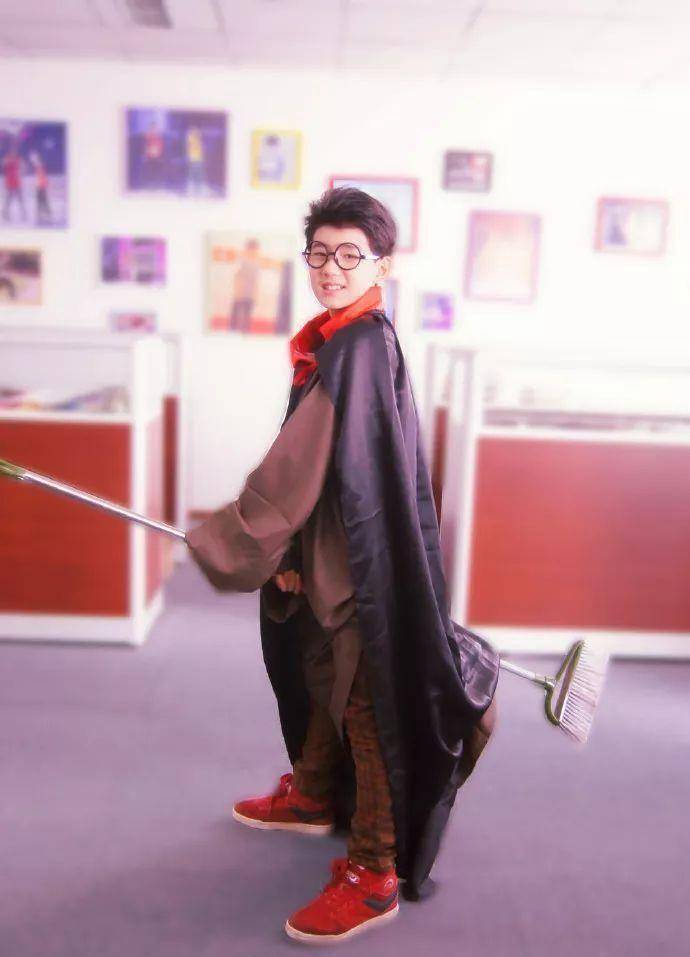 王源穿着黑色披风拍了一则视频,让人想起他12岁时候的这张照片_时间