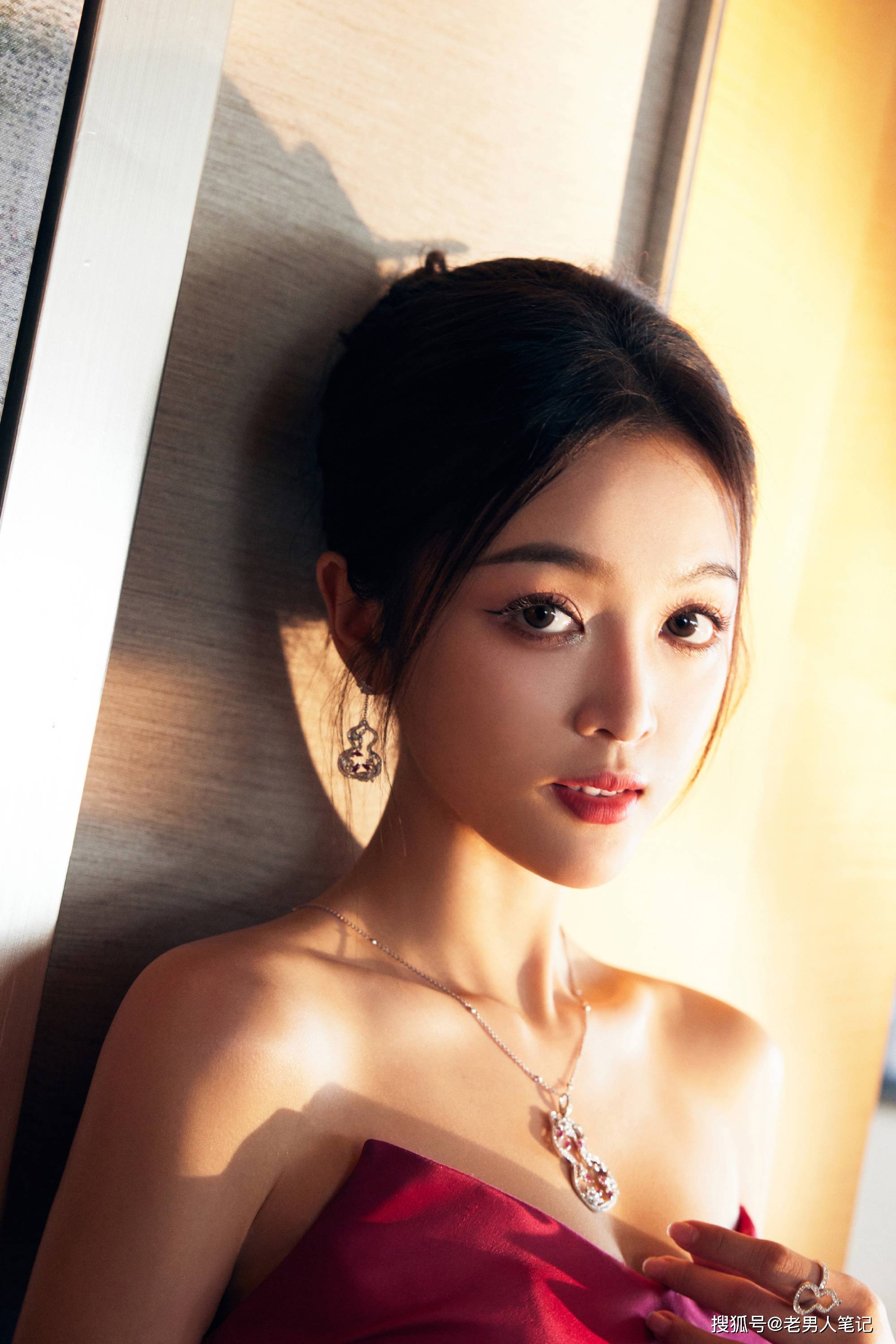 你觉得吴宣仪全新qeelin活动造型,一袭玫瑰色抹胸开叉曳地长裙造型