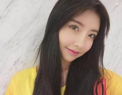 王思聪前女友豆得儿新欢竟是黄子韬,两人关系好到同穿一件t恤_女孩子