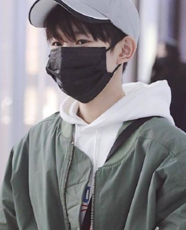 王源机场照,易烊千玺机场照,看见王俊凯:这才是真正的大佬!