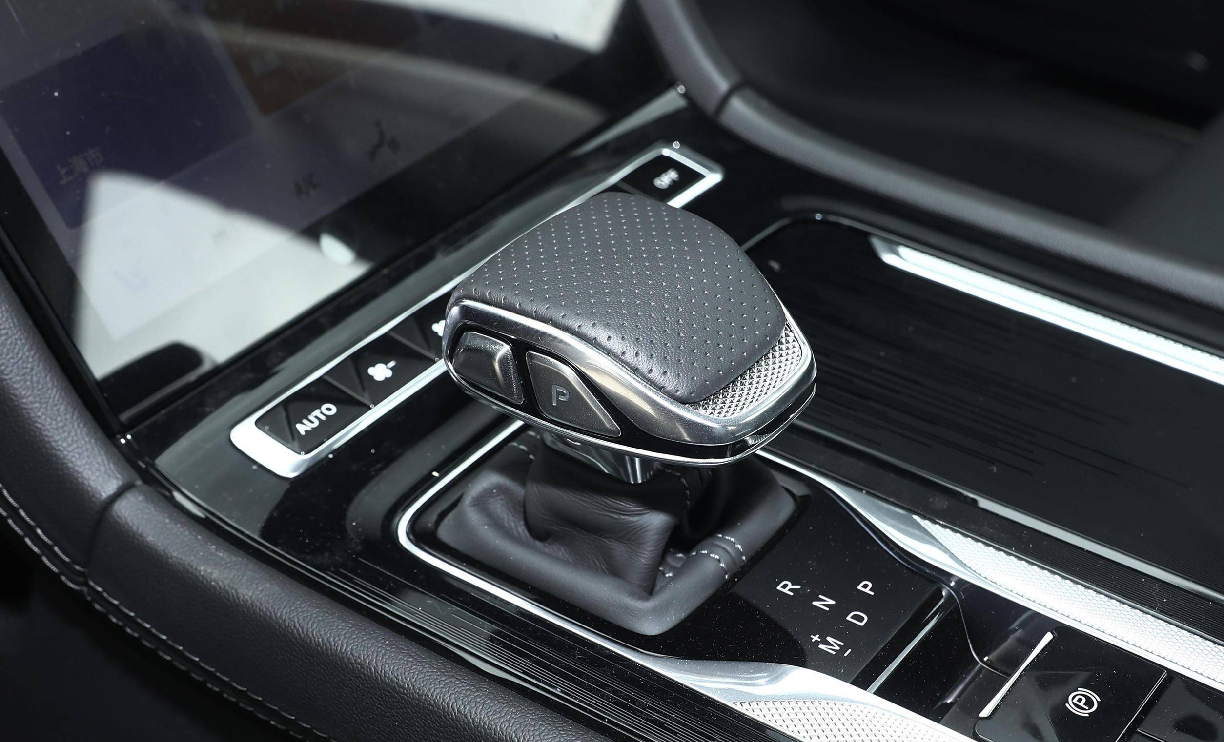 0t涡轮增压发动机,全部匹配爱信8挡手自一体变速箱,其中2.