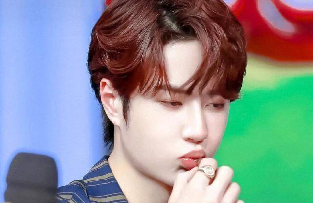 王一博耳洞破裂,掩盖疼痛坚持演出,汪涵言语显现两人关系_妈妈_高冷