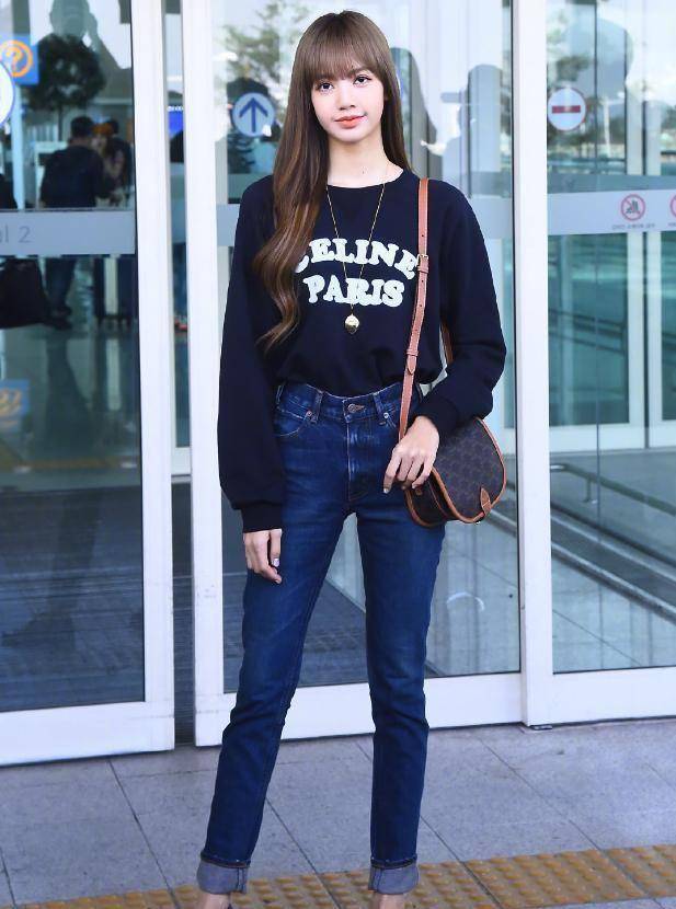 lisa选择了一件深蓝色卫衣,字母印花元素的加持,削弱了深蓝色带来的