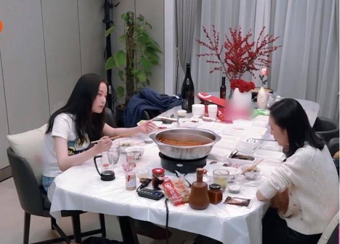 王鸥,倪妮在家吃火锅,素颜王鸥颜值能打,眼睛比倪妮大两倍_装饰_服装