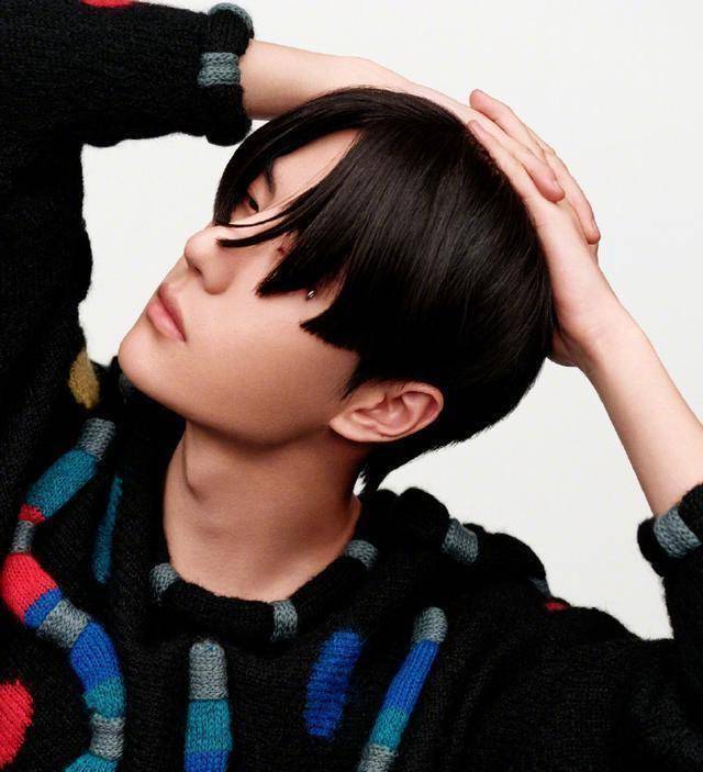 王一博眼尾钉散发高级感,中分齐发时尚感好强,雅痞气质绝了!