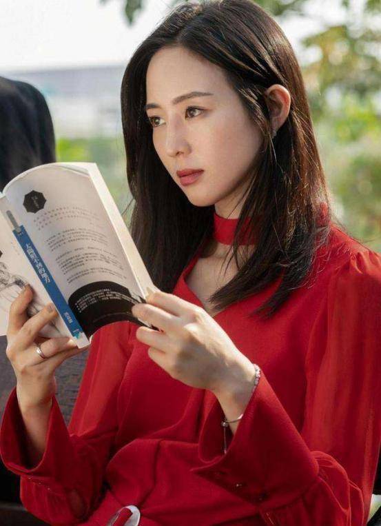 网剧《唐人街探案》开播,张钧甯演技真的绝了,红色穿搭为她加分_整体