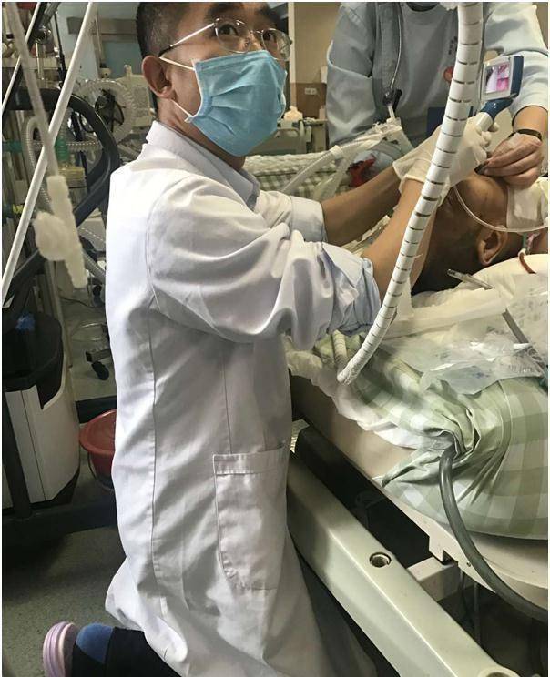 双膝跪地,充分利用手腕的力量暴露患者声门,从而保证气管切开术的顺利