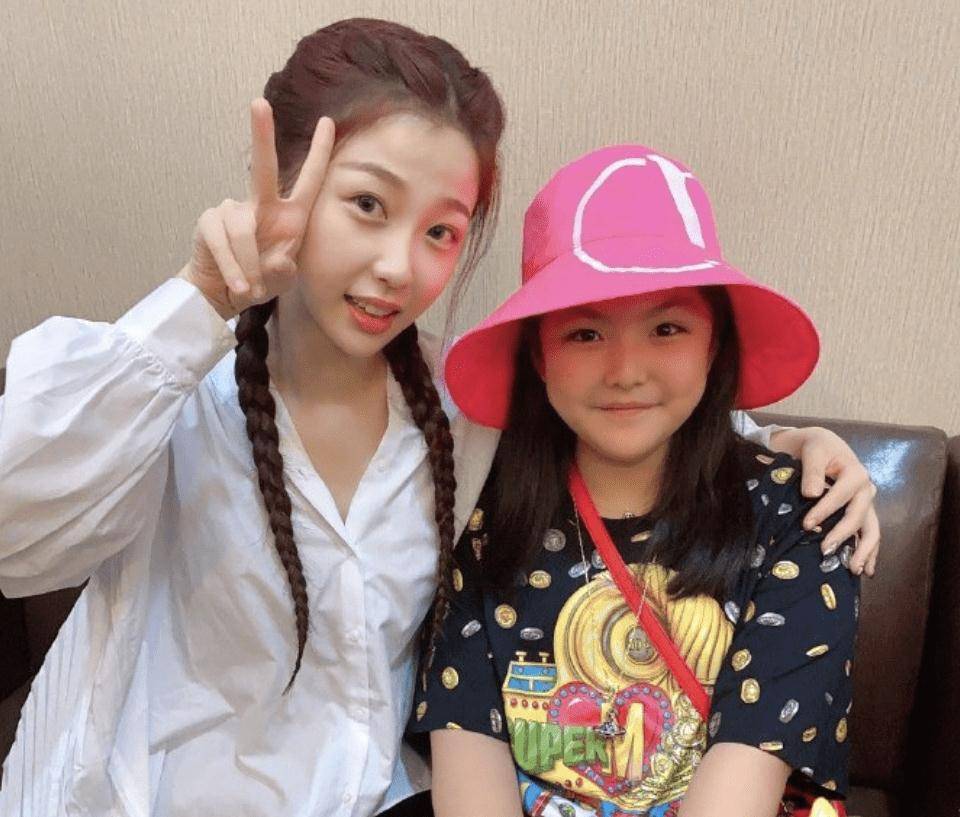 照片中的王诗龄有些腼腆,和其他几位姐姐一样冲着镜头比着"耶"的手势