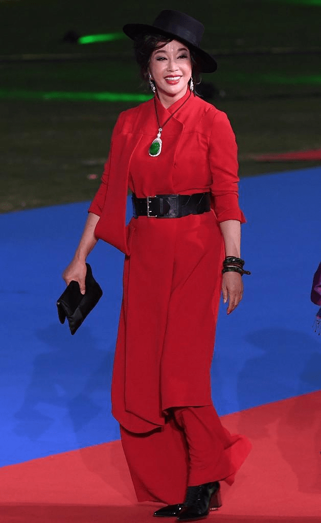 65岁刘晓庆依旧很会穿,化妆穿大红色深v裙,整个人还是那么时尚_造型