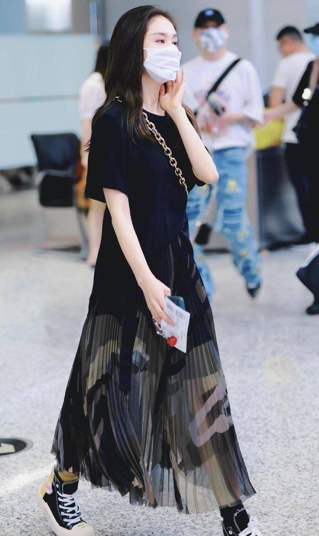 网友偶遇王子文吴永恩约会,两人搂腰手拉手逛街,网友:太甜腻!