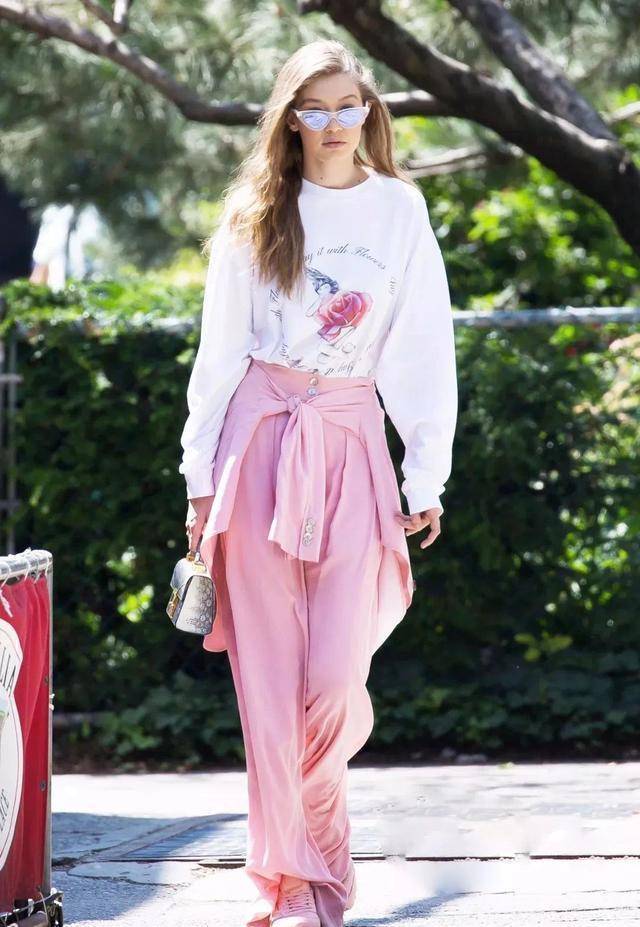 追求时尚感,唯美感的女性,可以选择带有飘带,泡泡袖,荷叶边等