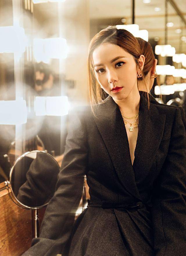 铁肺女神邓紫棋,独特西装裙霸气十足,减脂塑形效果极好_身体_双腿