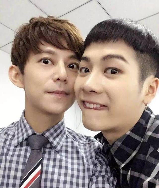 王嘉尔送粉丝暖宝宝和秋裤,还给粉丝捡过鞋,难怪何炅这么宠他_节目