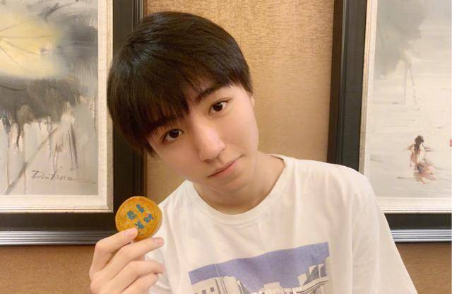 王俊凯20岁生日,王源易烊千玺和23万粉丝零点卡点为他庆生,超暖_成长