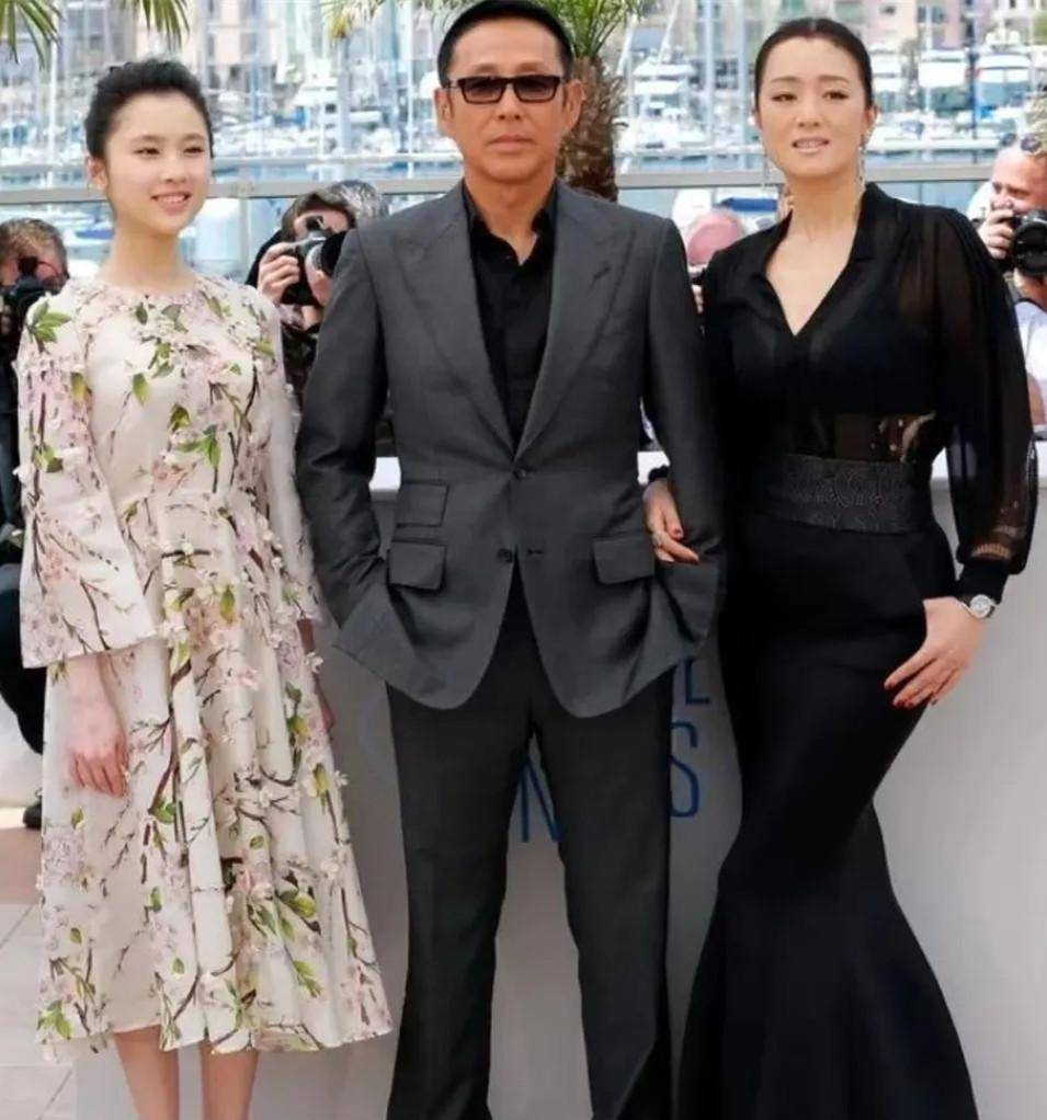 穿着有肉的花裙子,脑袋又美又软,脸蛋像李念_着装_款式_女人