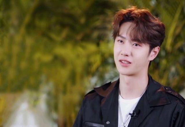 王一博录制《天天向上》胃疼,捂着胃坚持录节目,让人心疼!