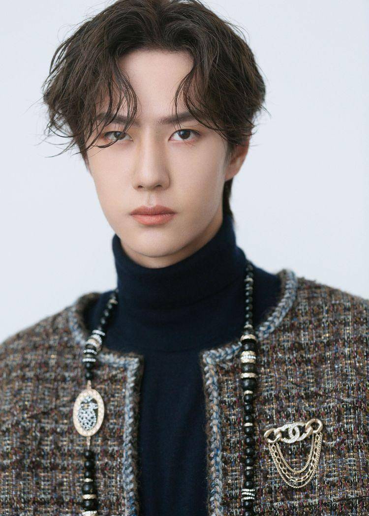 王一博红毯造型翻车,穿香奈儿女装被嘲身材圆润,风格变换错在哪