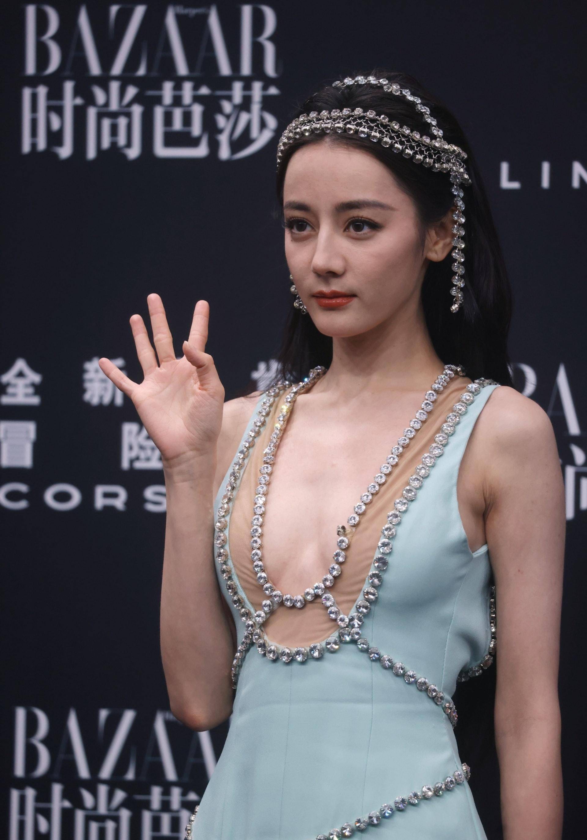 迪丽热巴之美:深v鱼尾裙的高贵时尚让他印象深刻
