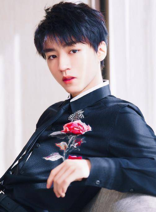 王俊凯班级毕业照被疯传,左边第二位小姐姐抢镜,确定不是景甜吗_女孩