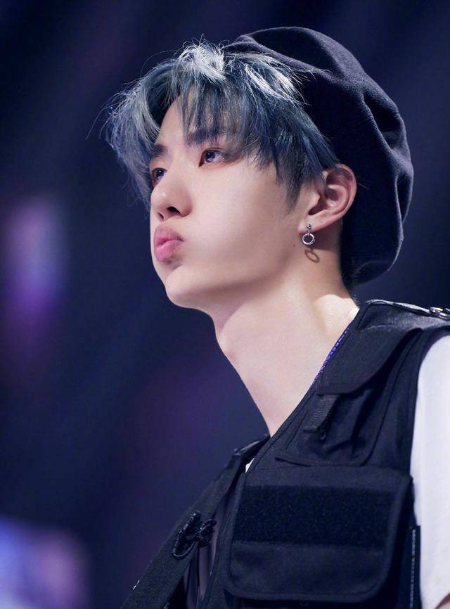 王一博是真的长得好看,即使再浓烈的妆发你也不会觉得他很"娘",反而让