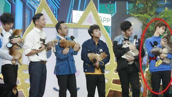 王一博15岁给韩庚伴舞照被扒,肤色成亮点,天生丽质一点不说瞎话_皮肤