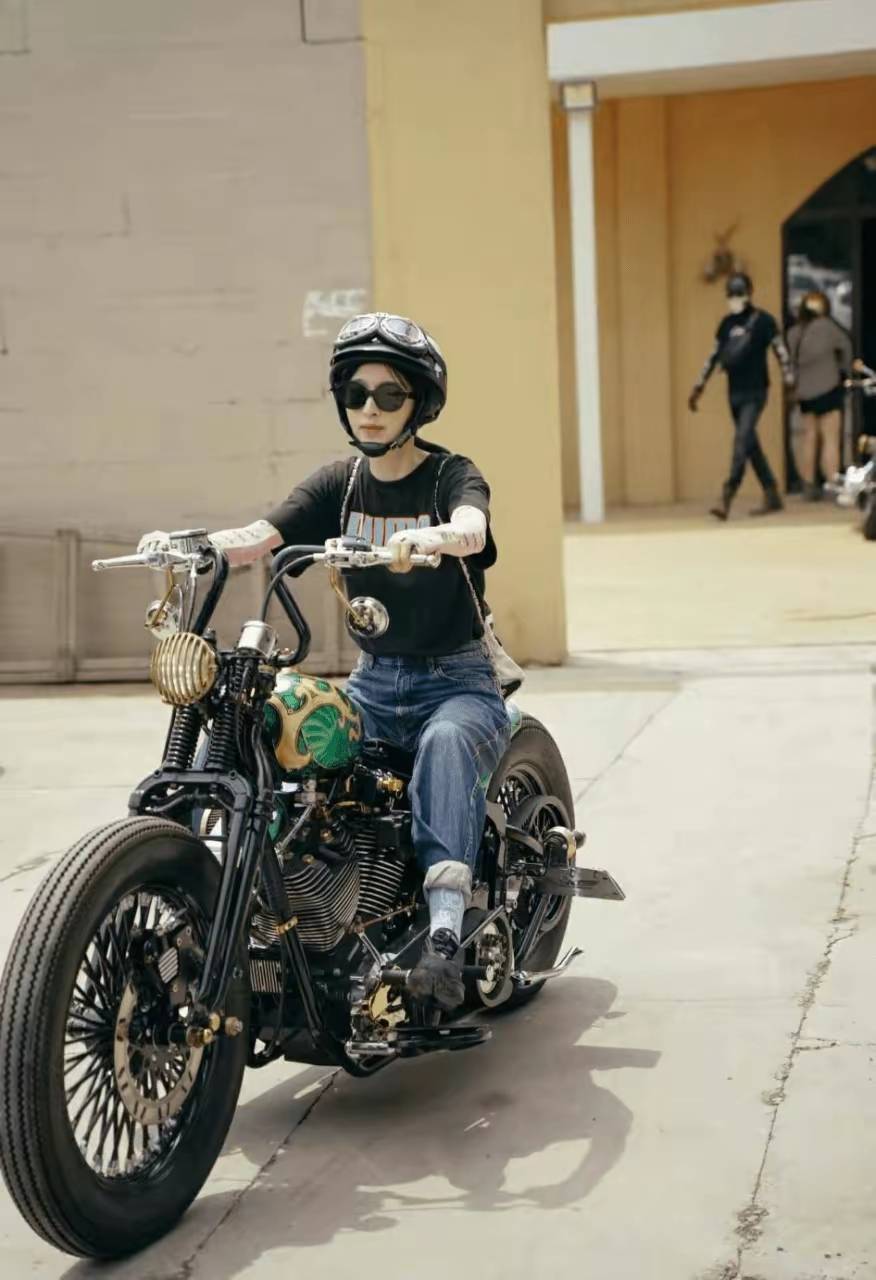 张俪化身机车女孩,性感大长腿十分突出,骑摩托车又飒又美迷人.