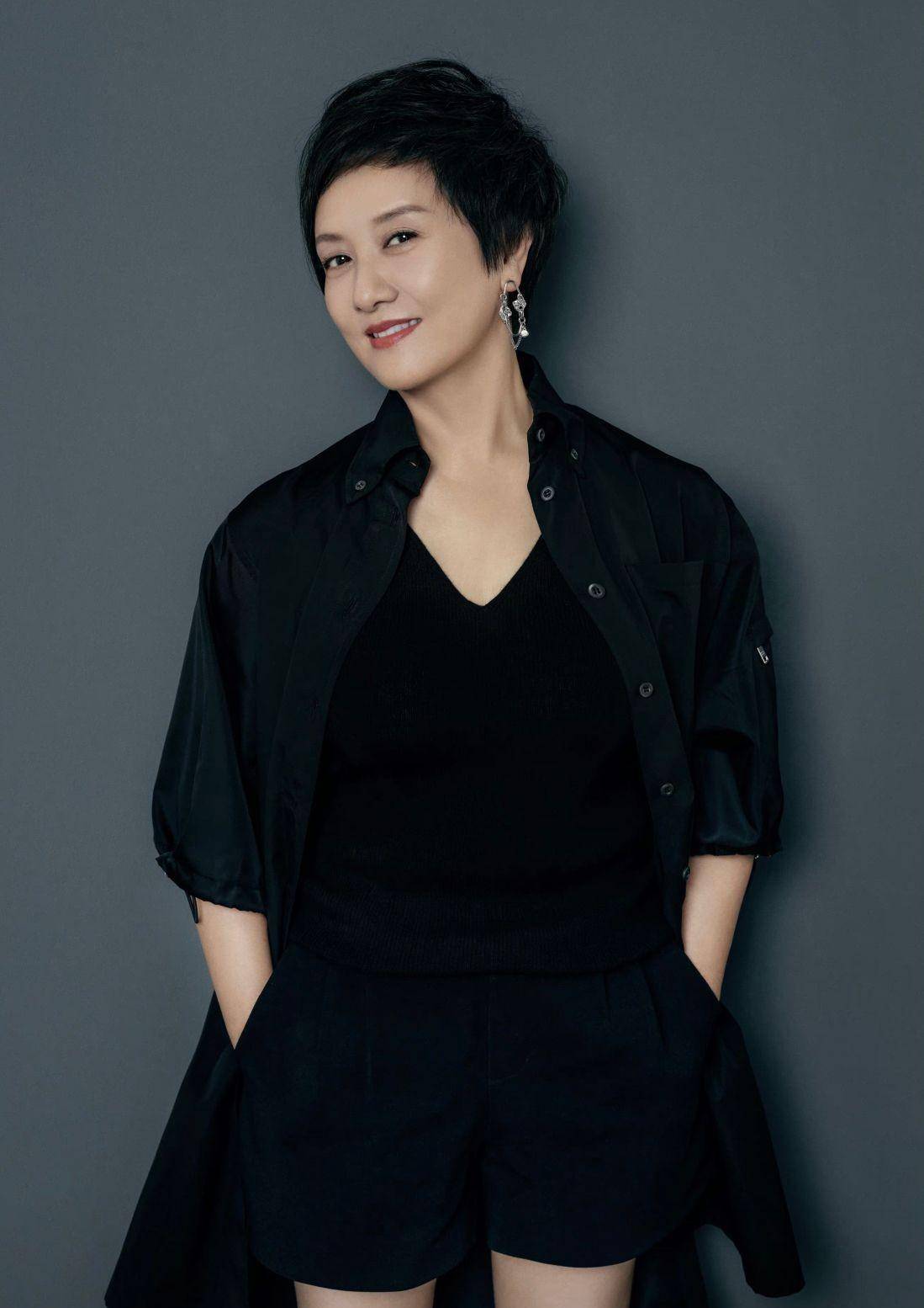 看了66岁邓婕的高龄,我才明白:剪短的头发,简单的衣服,老去自然更优雅