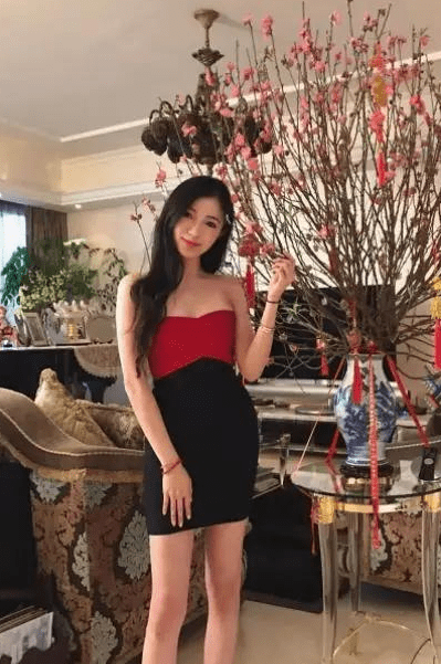 香港名媛陈可欣被曝婚内不忠诚,激情亲热照流出,还差点成何鸿燊儿媳