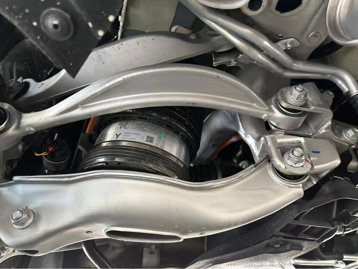 岚图梦想家实拍,底盘独特,mpv中少见的铝合金双叉臂 五连杆_搜狐汽车