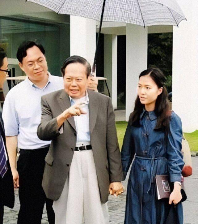 杨振宁一家拍全家福,100岁的他佝偻老态,翁帆穿一身黑气质优雅_分析