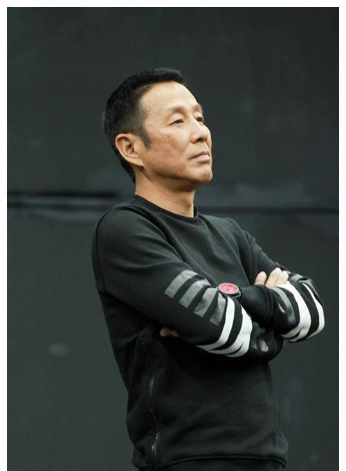 整套穿搭缺乏品牌感,但是很利落.还需要潮人陈道明老师.