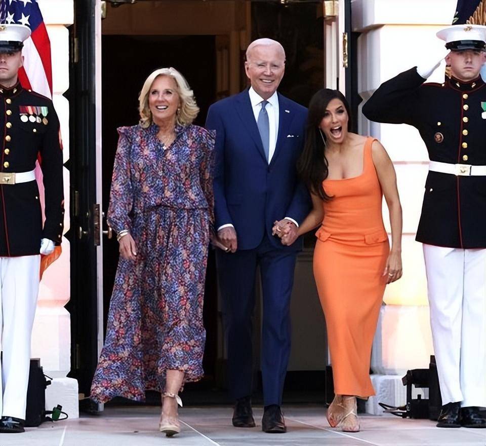 80岁的拜登主持了这场放映仪式,拜登同时牵着第一夫人吉尔和伊娃的手